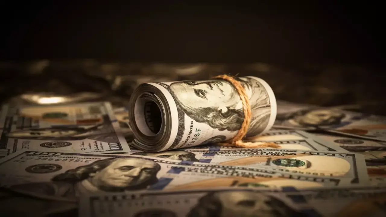 مستقبل سعر صرف الدولار في اليمن بعد استقراره عند مستوى 1573 ريالاً